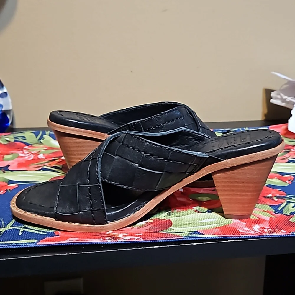 NEW Frye Leather Sandals - Picture 4 of 11